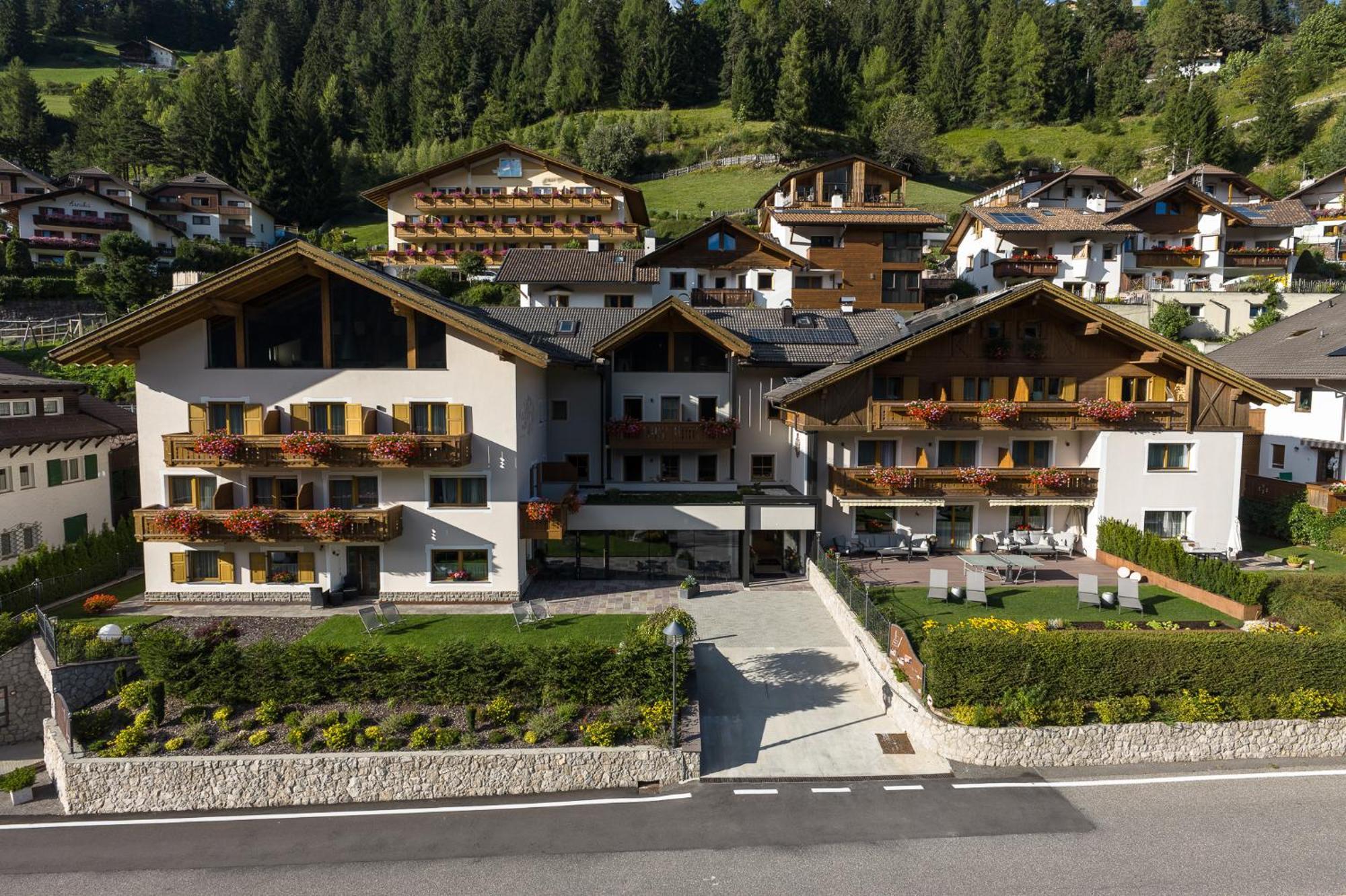 Hotel Vernel Santa Cristina Val Gardena エクステリア 写真
